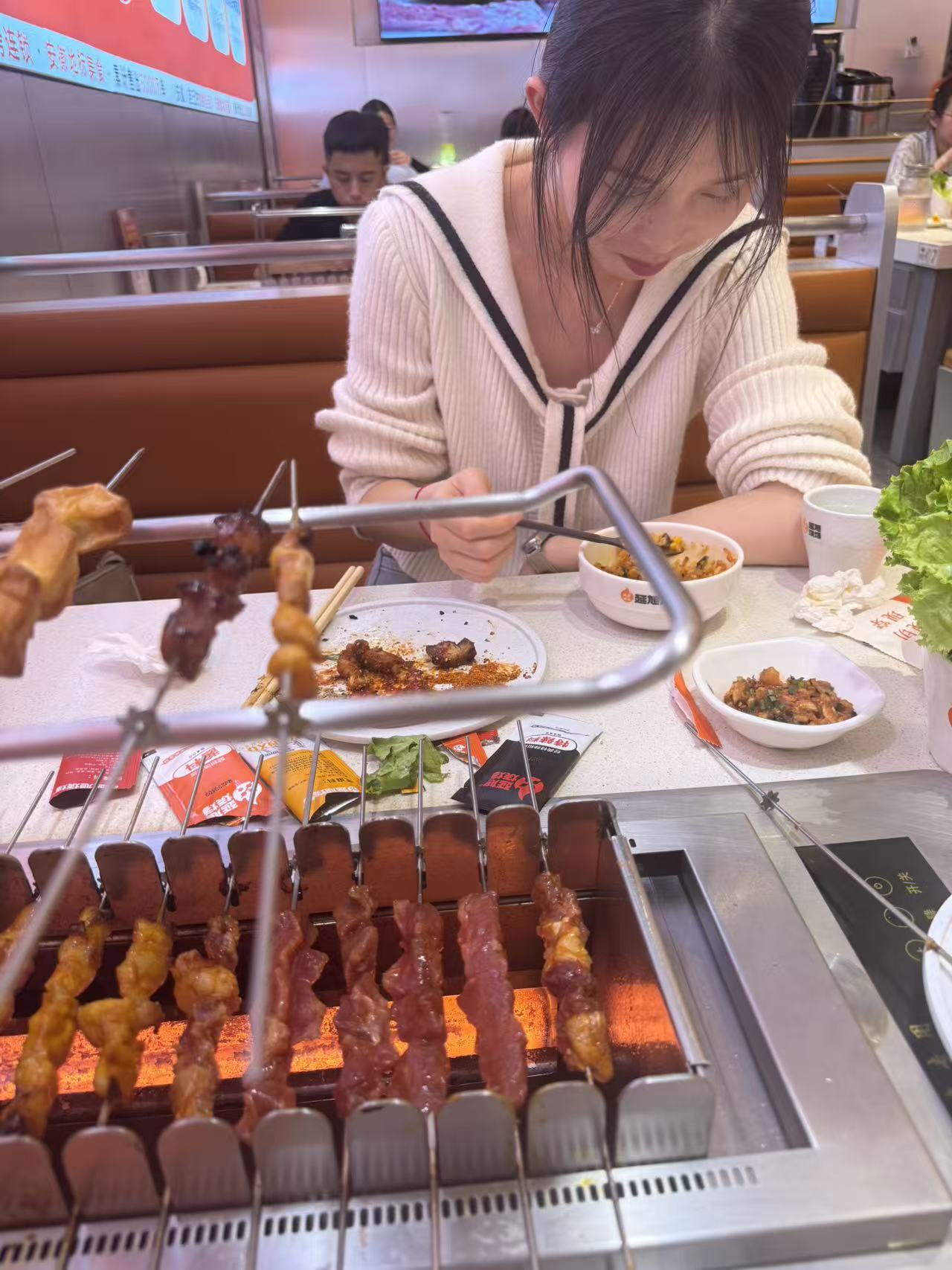 一家人围坐餐桌吃年夜饭的场景，桌上摆满丰盛菜肴，温暖的灯光营造温馨氛围